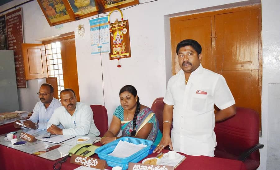 ಜನಪದ ಜಾತ್ರೆ ಆಚರಣೆ ಸಂಬಂಧ ಕೋಲಾರ ತಾಲ್ಲೂಕಿನ ವಕ್ಕಲೇರಿಯಲ್ಲಿ ಗುರುವಾರ ನಡೆದ ಪೂರ್ವಭಾವಿ ಸಭೆಯಲ್ಲಿ ಜಿ.ಪಂ ಸದಸ್ಯ ಸಿ.ಎಸ್.ಅರುಣ್ಪ್ರಸಾದ್ ಮಾತನಾಡಿದರು.