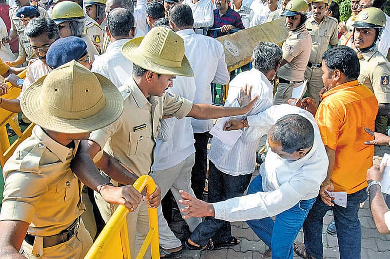ರಾಜ ಭವನದಲ್ಲಿ ನೂಕುನುಗ್ಗಲು ಉಂಟಾಯಿತು