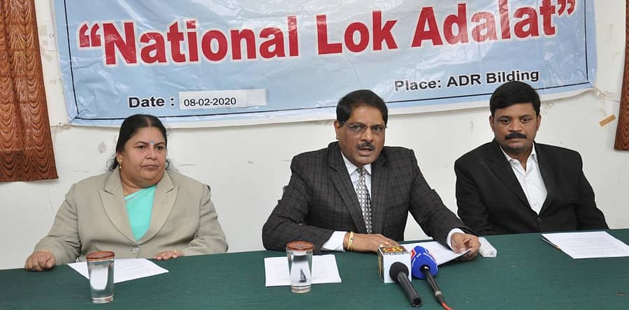 ಪತ್ರಿಕಾಗೋಷ್ಠಿಯಲ್ಲಿ ನ್ಯಾಯಾಧೀಶ ಡಿ.ವಿ.ಪಾಟೀಲ ಮಾತನಾಡಿದರು. ಜಿಲ್ಲಾ ಕಾನೂನು ಸೇವೆಗಳ ಪ್ರಾಧಿಕಾರದ ಸದಸ್ಯ ಕಾರ್ಯದರ್ಶಿ ಸಿ.ಜಿ.ವಿಶಾಲಾಕ್ಷಿ, ಜಿಲ್ಲಾ ವಕೀಲರ ಸಂಘದ ಅಧ್ಯಕ್ಷ ಉಮ್ಮತ್ತೂರು ಇಂದುಶೇಖರ್‌ ಇದ್ದರು