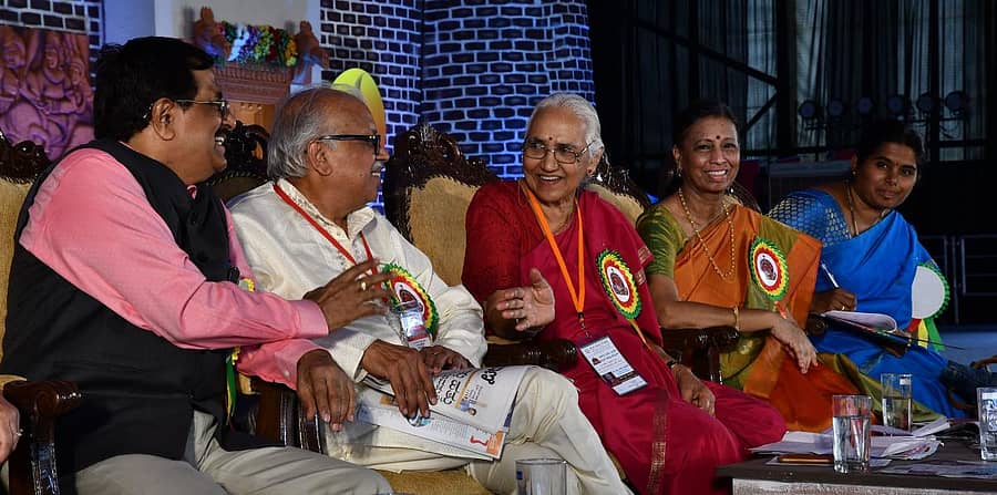 ‘ಸ್ತ್ರೀ ಲೋಕ: ತಲ್ಲಣಗಳು’ ಗೋಷ್ಠಿಯಲ್ಲಿ ಕನ್ನಡ ಸಾಹಿತ್ಯ ಪರಿಷತ್ ಅಧ್ಯಕ್ಷ ಮನು ಬಳಿಗಾರ್, ಸಮ್ಮೇಳನದ ಸರ್ವಾಧ್ಯಕ್ಷ ಎಚ್.ಎಸ್. ವೆಂಕಟೇಶಮೂರ್ತಿ, ಬಿ.ಟಿ.ಲಲಿತಾ ನಾಯಕ್ ಅವರು ಪರಸ್ಪರ ಚರ್ಚೆಯಲ್ಲಿ ತೊಡಗಿದ್ದರು. ಡಾ.ಆರ್. ಪೂರ್ಣಿಮಾ, ತಾರಿಣಿ ಶುಭದಾಯಿನಿ ಇದ್ದರು – ಪ್ರಜಾವಾಣಿ ಚಿತ್ರ