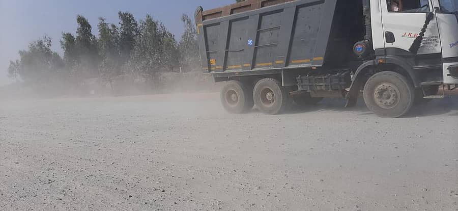 ರಸ್ತೆಯಲ್ಲಿ ಹರಡಿರುವ ದೂಳು