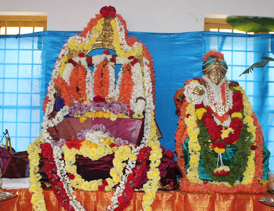 ಮಾಗಡಿ ಕುದೂರಿನ ರಾಮಮಂದಿರದಲ್ಲಿ ನಡೆದ ಬ್ರಹ್ಮ ಚೈತನ್ಯ ಮಹಾರಾಜರ ಜಯಂತಿ ಅಂಗವಾಗಿ ಅಲಂಕಾರ ಮಾಡಲಾಗಿತ್ತು.