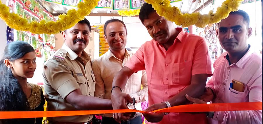 ಮಾಗಡಿ ಕುದೂರಿನಲ್ಲಿ ಸಿರಿಧಾನ್ಯ ಮಳಿಗೆಯನ್ನು ಪಿಎಸ್ಐ ಟಿ.ಎಚ್.ಮಂಜುನಾಥ್, ಗ್ರಾ.ಪಂ.ಅಧ್ಯಕ್ಷ ಕೆ.ಟಿ.ವೆಂಕಟೇಶ್ ಉದ್ಘಾಟಿಸಿದರು.