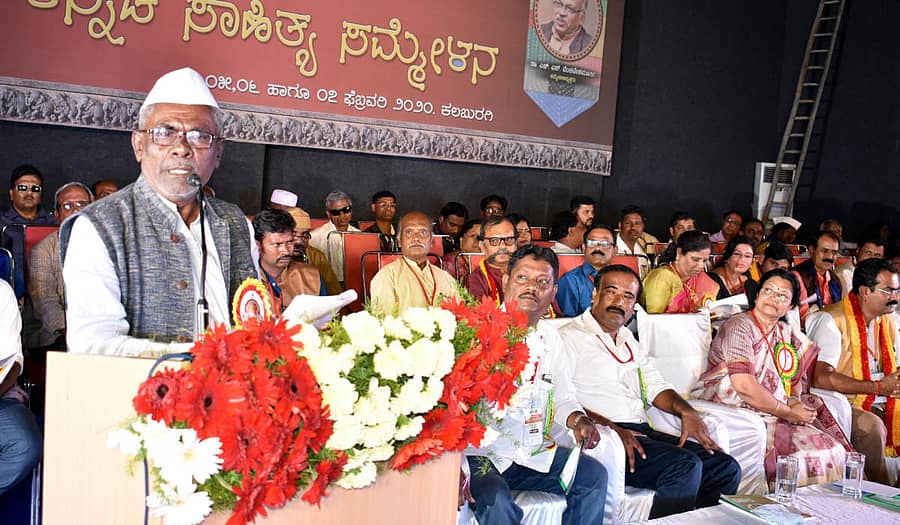 ಕಲಬುರ್ಗಿ ನಗರದಲ್ಲಿ ನಡೆಯುತ್ತಿರುವ ಅಖಿಲ ಭಾರತ 85ನೇ ಕನ್ನಡ ಸಾಹಿತ್ಯ ಸಮ್ಮೇಳನದ ಸಮಾನಂತರ ವೇದಿಕೆಯಲ್ಲಿ ಗುರುವಾರ ನಡೆದ ಕವಿಗೋಷ್ಠಿಯಲ್ಲಿ ಕವಿ ಶಿವಣ್ಣ ಇಜೇರಿ ಕವನ ವಾಚನ ಮಾಡಿದರು