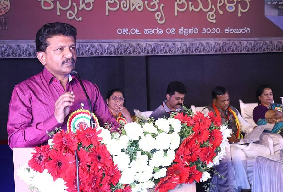 ಕಲಬುರ್ಗಿಯಲ್ಲಿ ನಡೆಯುತ್ತಿರುವ 85ನೇ ಅಖಿಲ ಭಾರತ ಕನ್ನಡ ಸಾಹಿತ್ಯ ಸಮ್ಮೇಳನದ ಸಮಾನಾಂತರ ವೇದಿಕೆಯಲ್ಲಿ ಗುರುವಾರ 'ಕನ್ನಡನಾಡು –ನುಡಿ ಮತ್ತು ಯುವ ಕರ್ನಾಟಕ' ಕುರಿತು ನಡೆದ ಗೋಷ್ಠಿಯಲ್ಲಿ ಮಾತನಾಡಿದ ಅಪ್ಪುಗೆರೆ ಸೋಮಶೇಖರ್ ಮಾತನಾಡಿದರು