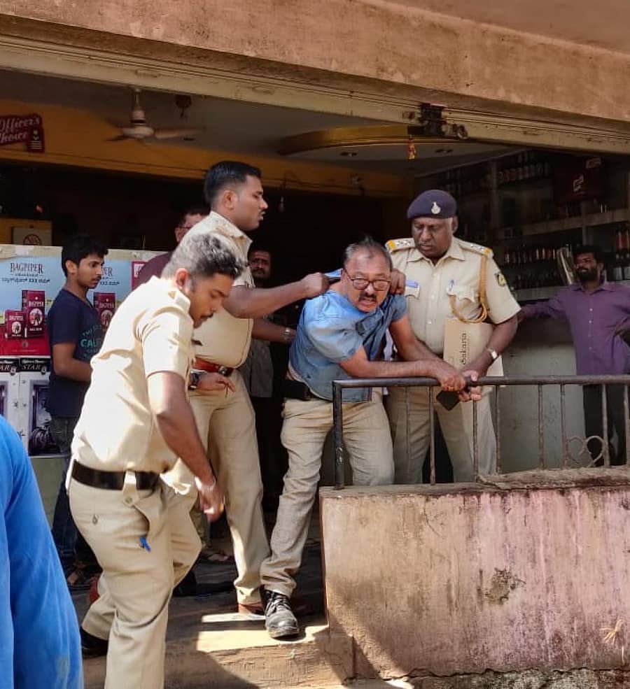 ಮಾಲೀಕ ಶ್ರೀನಿವಾಸ ಜಿತೂರಿ ಅವರನ್ನು ಅಬಕಾರಿ ಅಧಿಕಾರಿಗಳು ಎಳೆದೊಯ್ದ ದೃಶ್ಯ