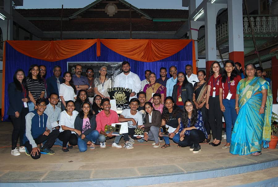 ಬೆಳಗಾವಿಯ ಆರ್.ಪಿ.ಡಿ. ಕಾಲೇಜಿನಲ್ಲಿ ಆಯೋಜಿಸಿದ್ದ ‘ಹೆರಿಟೇಜ್ 2020’ ಯುವಜನೋತ್ಸವದಲ್ಲಿ ಬಹುಮಾನ ಗಳಿಸಿದ ವಿದ್ಯಾರ್ಥಿಗಳೊಂದಿಗೆ ಗಣ್ಯರು ಇದ್ದಾರೆ