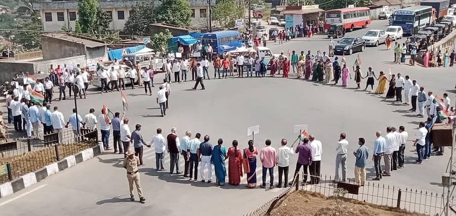 ಮಡಿಕೇರಿಯ ಜನರಲ್ ತಿಮ್ಮಯ್ಯ ವೃತ್ತದಲ್ಲಿ ಕಾಂಗ್ರೆಸ್ ಕಾರ್ಯಕರ್ತರು ಸಂಸದ ಅನಂತ್ಕುಮಾರ್ ಹೆಗಡೆ ಹೇಳಿಕೆ ಖಂಡಿಸಿ ಪ್ರತಿಭಟನೆ ನಡೆಸಿದರು