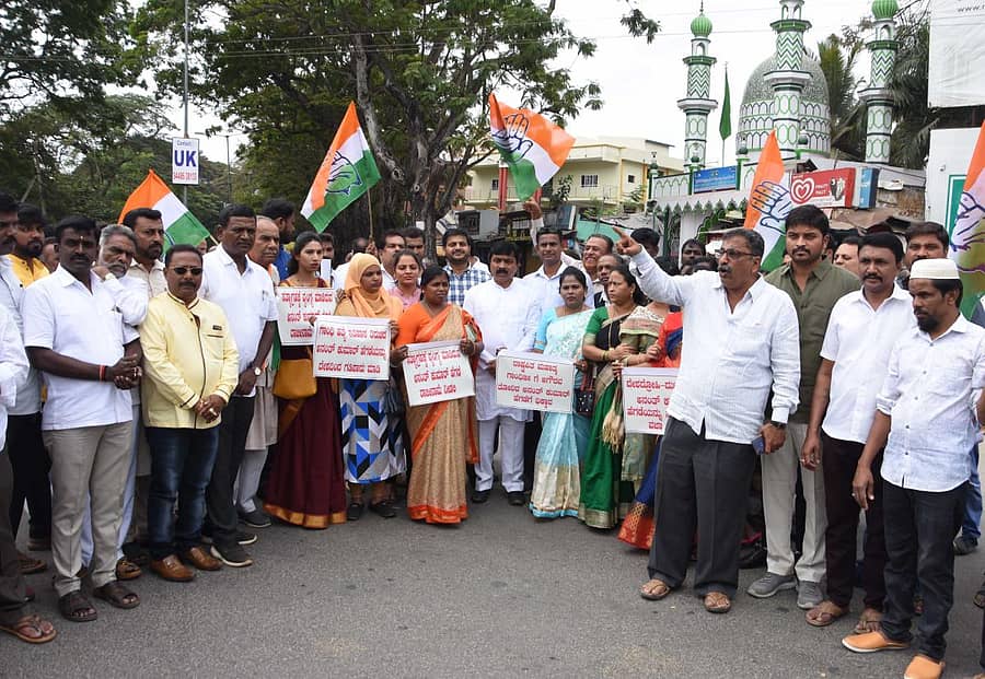 ಶಿವಮೊಗ್ಗದಲ್ಲಿ ಶುಕ್ರವಾರ ಕಾಂಗ್ರೆಸ್ ಕಾರ್ಯಕರ್ತರು ಸಂಸದ ಅನಂತಕುಮಾರ್ ಹೆಗಡೆ ವಿರುದ್ಧ ಪ್ರತಿಭಟನೆ ನಡೆಸಿದರು.