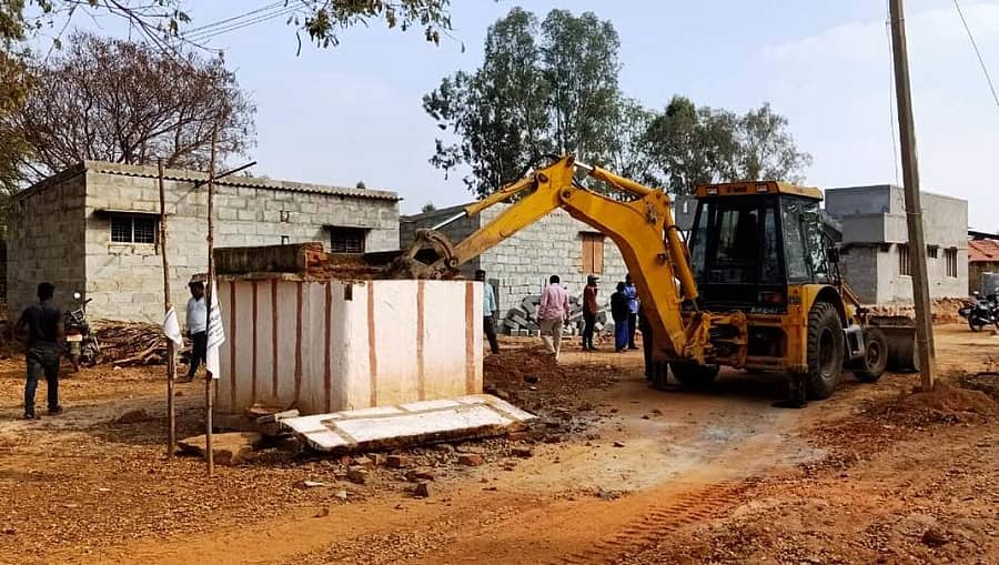 ಜೆಸಿಬಿ ಯಂತ್ರದ ಮೂಲಕ ಅನದಿಕೃತ ಕಟ್ಟಡವನ್ನು ತೆರವುಗೊಳಿಸಲಾಯಿತು.