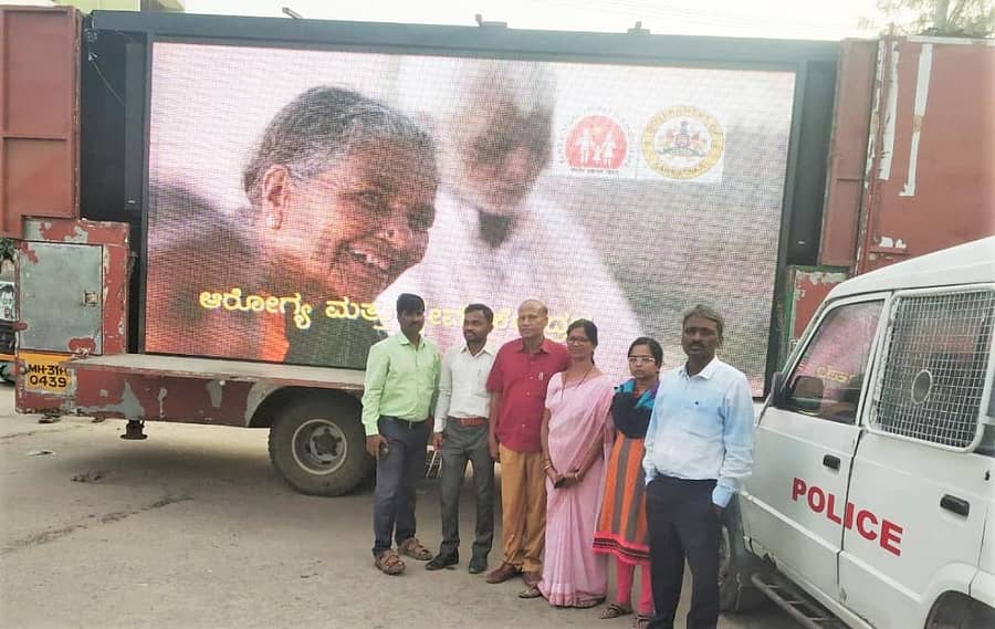 ಯಾದಗಿರಿ ಜಿಲ್ಲೆಯಲ್ಲಿ ಆರೋಗ್ಯ ಇಲಾಖೆಯ ಯೋಜನೆಗಳ ಪ್ರಚಾರಕ್ಕಾಗಿ ಎಲ್.ಇ.ಡಿ ಮೊಬೈಲ್ ವಾಹನ ಸೇವೆಗೆ ಜಿಲ್ಲಾ ಆರ್.ಸಿ.ಎಚ್ ಅಧಿಕಾರಿ ಡಾ.ಲಕ್ಷ್ಮಿಕಾಂತ ಚಾಲನೆ ನೀಡಿದರು