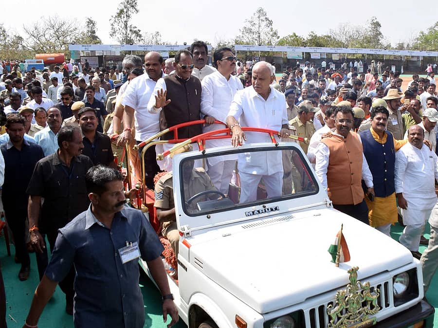 ಬೀದರ್‌ ತಾಲ್ಲೂಕಿನ ಕಮಠಾಣ ಸಮೀಪದ ಕರ್ನಾಟಕ ಪಶು ವೈದ್ಯಕೀಯ, ಪಶು ಹಾಗೂ ಮೀನುಗಾರಿಕೆ ವಿಜ್ಞಾನಗಳ ವಿಶ್ವವಿದ್ಯಾಲಯದ ಆವರಣದಲ್ಲಿ ಆಯೋಜಿಸಿರುವ ರಾಜ್ಯಮಟ್ಟದ ಪಶು ಮೇಳದಲ್ಲಿ ಮುಖ್ಯಮಂತ್ರಿ ಬಿ.ಎಸ್‌.ಯಡಿಯೂರಪ್ಪ ಹಾಗೂ ಜಿಲ್ಲಾ ಉಸ್ತುವಾರಿ ಸಚಿವ ಪ್ರಭು ಚವಾಣ್‌ ಶುಕ್ರವಾರ ತೆರೆದ ವಾಹನದಲ್ಲಿ ಜಾನುವಾರು ಪ್ರದರ್ಶನ ವೀಕ್ಷಿಸಿದರು