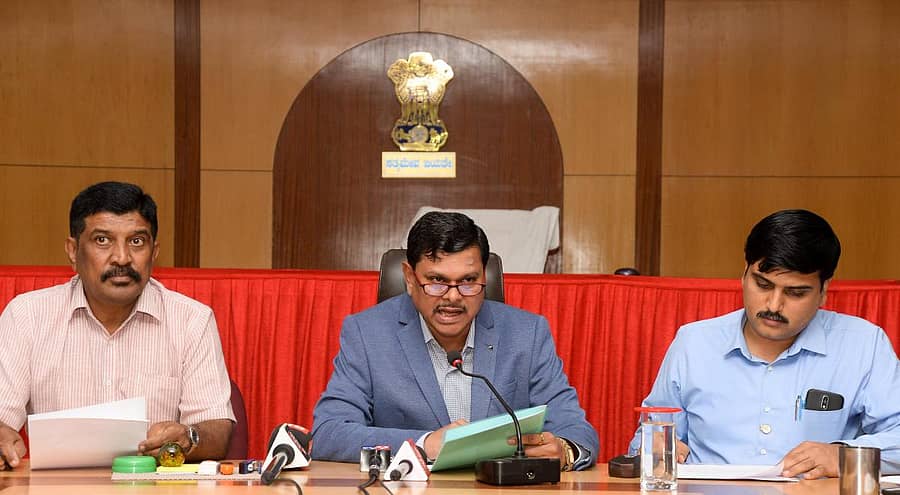 ದಾವಣಗೆರೆಯ ಜಿಲ್ಲಾಧಿಕಾರಿ ಕಚೇರಿಯಲ್ಲಿ ಜಿಲ್ಲಾಧಿಕಾರಿ ಮಹಾಂತೇಶ ಬೀಳಗಿ ಅವರು ಕಿಸಾನ್ ಕಾರ್ಡ್ ಕುರಿತ ಮಾಹಿತಿ ನೀಡಿದರು. ಲೀಡ್ ಬ್ಯಾಂಕ್ ಮ್ಯಾನೇಜರ್ ಸುಶೃತ್ ಡಿ.ಶಾಸ್ತ್ರಿ, ನಬಾರ್ಡ್ ಬ್ಯಾಂಕ್ ಡಿಡಿಎಂ ಬಿ. ರವೀಂದ್ರ ಇದ್ದಾರೆ. –ಪ್ರಜಾವಾಣಿ ಚಿತ್ರ