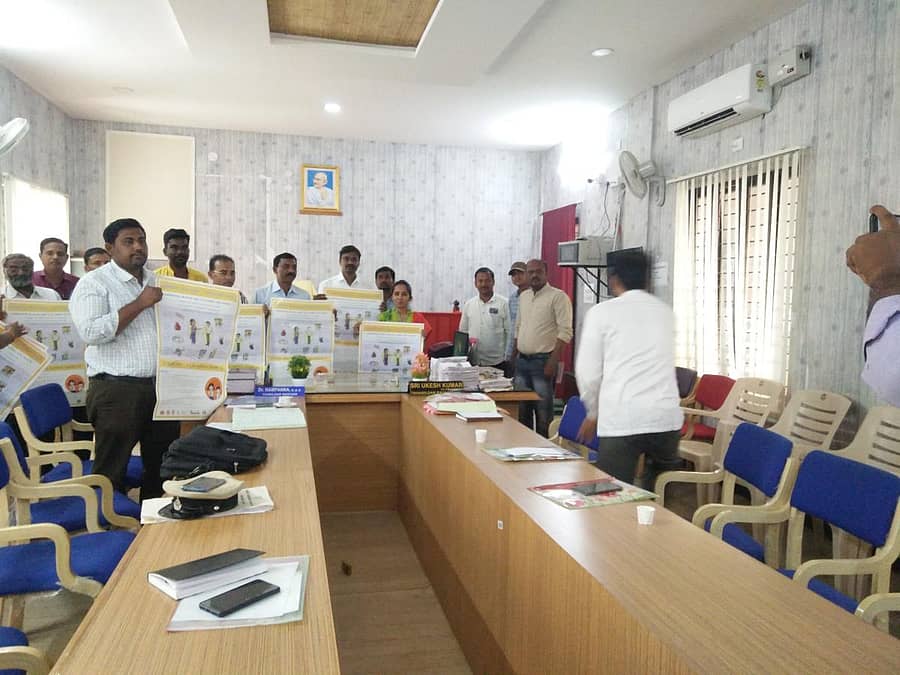 ರಾಯಚೂರು ತಹಶೀಲ್ದಾರ್ ಕಚೇರಿಯಲ್ಲಿ ಶುಕ್ರವಾರ ನಡೆದ ರಾಷ್ಟ್ರೀಯ ಜಂತುಹುಳ ನಿವಾರಣಾ ದಿನಾಚರಣೆ ಕಾರ್ಯಕ್ರಮದ ಕುರಿತು ತಾಲ್ಲೂಕು ಮಟ್ಟದ ಟಾಸ್ಕ್ ಫೋರ್ಸ್‌ ಸಭೆಯಲ್ಲಿ ಭಿತ್ತಿಚಿತ್ರಗಳನ್ನು ಬಿಡುಗಡೆ ಮಾಡಲಾಯಿತು