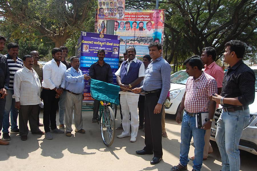 ಕೋಲಾರದಲ್ಲಿ ನಡೆಯಲಿರುವ ಬೃಹತ್ ಉದ್ಯೋಗ ಮೇಳದ ಪ್ರಚಾರಕ್ಕೆ ಜಿಲ್ಲಾಧಿಕಾರಿ ಜೆ.ಮಂಜುನಾಥ್ ಶುಕ್ರವಾರ ಚಾಲನೆ ನೀಡಿದರು.