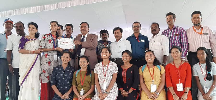 ರಾಜ್ಯ ಮಟ್ಟದ ಪ್ರತಿಭಾ ಕಾರಂಜಿ ಮತ್ತು ಕಲೋತ್ಸವ ಸ್ಪರ್ಧೆಯ ವಿಜೇತರಿಗೆ ಡಿಡಿಪಿಐ ಕೆ.ರತ್ನಯ್ಯ ಕೋಲಾರದಲ್ಲಿ ಶುಕ್ರವಾರ ಬಹುಮಾನ ವಿತರಿಸಿದರು.