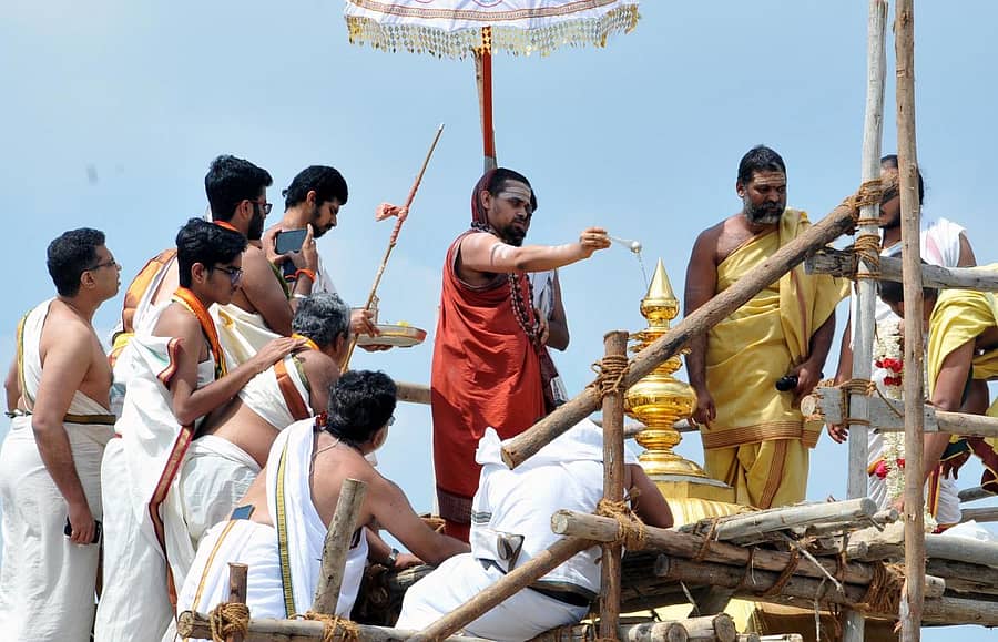 ವಿಧುಶೇಖರ ಭಾರತೀ ಸ್ವಾಮೀಜಿ ಅವರು ಮಹಾಲಕ್ಷ್ಮಿ ದೇಗುಲದ ಕಳಸ ಪೂಜೆ ನೆರವೇರಿಸಿದರು. ಪ್ರಜಾವಾಣಿ ಚಿತ್ರ
