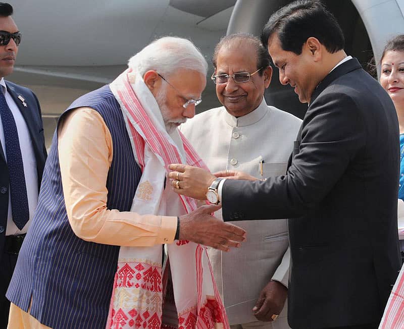 ಬೊಡೊ ಶಾಂತಿ ಒಪ್ಪಂದಕ್ಕೆ ಸಹಿ ಹಾಕಿದ ಅಂಗವಾಗಿ ಅಸ್ಸಾಂನ ಕೊಕ್ರಝಾರ್ನಲ್ಲಿ ಹಮ್ಮಿಕೊಂಡಿದ್ದ ರ್ಯಾಲಿಯಲ್ಲಿ ಪಾಲ್ಗೊಳ್ಳಲು ಗುವಾಹಟಿಗೆ ಬಂದಿಳಿದ ಪ್ರಧಾನಿ ನರೇಂದ್ರ ಮೋದಿ ಅವರನ್ನು ಮುಖ್ಯಮಂತ್ರಿ ಸರ್ಬಾನಂದ ಸೊನೊವಾಲ್ ಸ್ವಾಗತಿಸಿದರು –ಪಿಟಿಐ