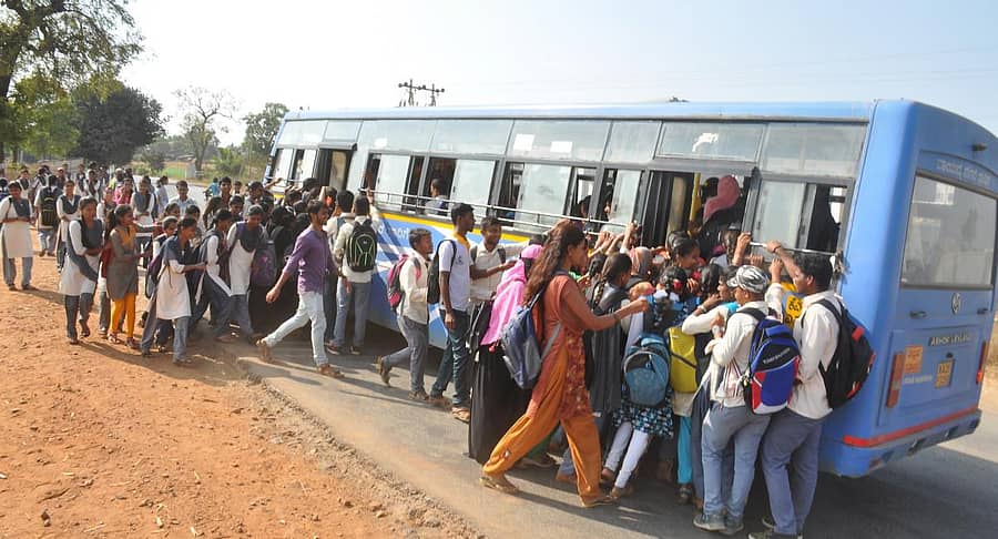 ಬಸ್ ಹತ್ತಲು ಮುಗಿಬಿದ್ದಿರುವ ಹಾವೇರಿಯ ಗಾಂಧಿಪುರ ಸರ್ಕಾರಿ ಪ್ರಥಮ ದರ್ಜೆ ಕಾಲೇಜಿನ ವಿದ್ಯಾರ್ಥಿಗಳು –ಪ್ರಜಾವಾಣಿ ಚಿತ್ರ: ನಾಗೇಶ ಬಾರ್ಕಿ