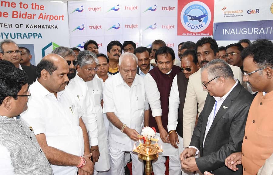 ಬೀದರ್ನಲ್ಲಿ ಶುಕ್ರವಾರ ನಾಗರಿಕ ವಿಮಾನ ನಿಲ್ದಾಣವನ್ನು ಮುಖ್ಯಮಂತ್ರಿ ಬಿ.ಎಸ್.ಯಡಿಯೂರಪ್ಪ ಉದ್ಘಾಟಿಸಿದರು. ಸಂಸದ ಭಗವಂತ ಖೂಬಾ, ರಹೀಂ ಖಾನ್, ರಾಜಶೇಖರ ಪಾಟೀಲ, ಬಂಡೆಪ್ಪ ಕಾಶೆಂಪೂರ್, ಬಿ.ನಾರಾಯಣರಾವ್ ಇದ್ದಾರೆ