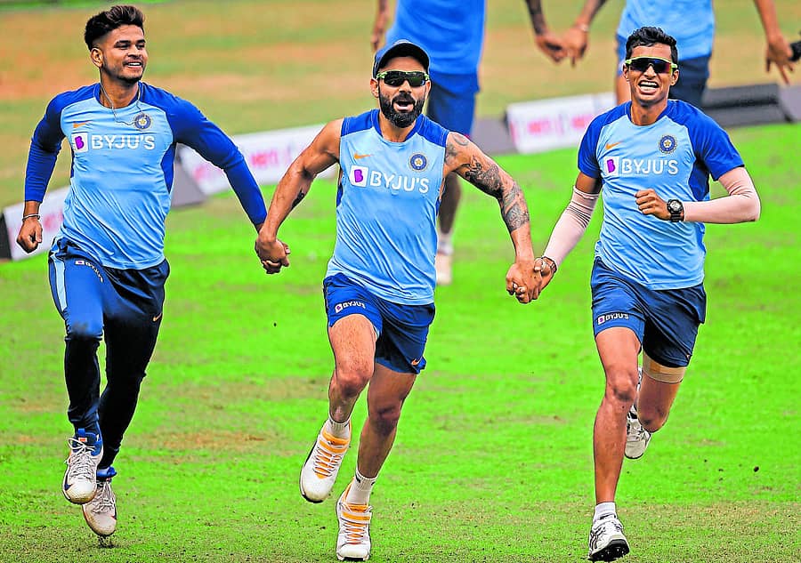 ಭಾರತ ತಂಡದ ಆಟಗಾರರಾದ (ಎಡದಿಂದ) ಶ್ರೇಯಸ್‌ ಅಯ್ಯರ್‌, ವಿರಾಟ್‌ ಕೊಹ್ಲಿ ಮತ್ತು ನವದೀಪ್‌ ಸೈನಿ ಅವರು ಎರಡನೇ ಏಕದಿನ ಪಂದ್ಯದಲ್ಲಿ ಮಿಂಚುವ ವಿಶ್ವಾಸದಲ್ಲಿದ್ದಾರೆ 