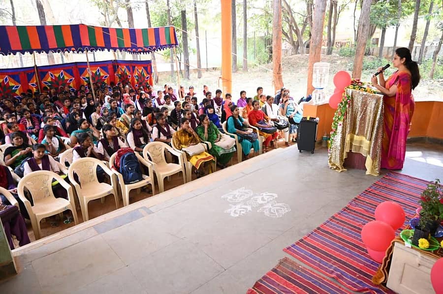 ನಗರದ ಸರಕಾರಿ ಪ್ರಥಮ ದರ್ಜೆ ಕಾಲೇಜಿನಲ್ಲಿ ಸ್ವಯಂ ಪ್ರೇರಿತ ರಕ್ತದಾನ ಹಾಗೂ ಆರೋಗ್ಯ ತಪಾಸಣೆ ಶಿಬಿರದಲ್ಲಿ ಜಿಲ್ಲಾಧಿಕಾರಿ ಆರ್.ಲತಾ ಮಾತನಾಡಿದರು