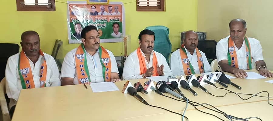 ಹೊಸಕೋಟೆಯ ಎಂಟಿಬಿ ಭವನದಲ್ಲಿ ಬಿಜೆಪಿ ನಗರ ಅಧ್ಯಕ್ಷ ಸಿ. ಜಯರಾಜ್ ಪತ್ರಕರ್ತರೊಂದಿಗೆ ಮಾತನಾಡಿದರು.