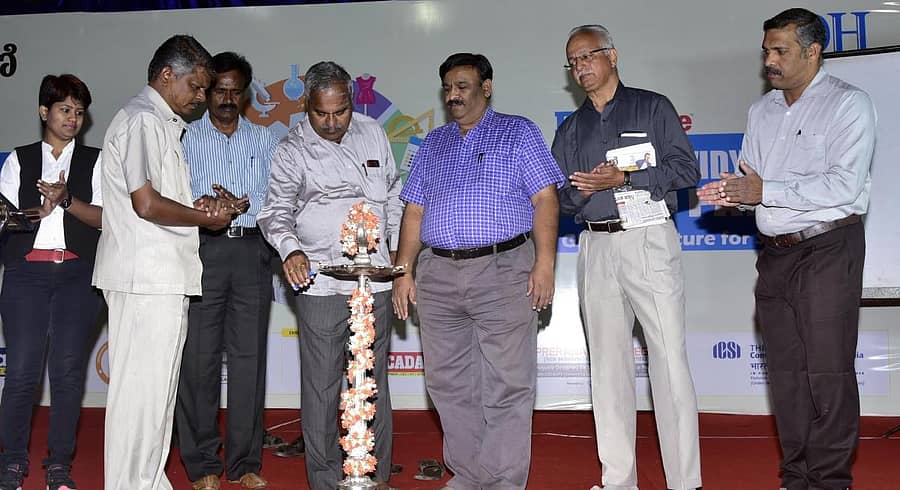 ಬೆಳಗಾವಿಯಲ್ಲಿ ‘ಪ್ರಜಾವಾಣಿ ಹಾಗೂ ಡೆಕ್ಕನ್ ಹೆರಾಲ್ಡ್’ ಪತ್ರಿಕಾ ಬಳಗವು ಶನಿವಾರ ಆಯೋಜಿಸಿದ್ದ ‘ವಿದ್ಯಾರ್ಥಿ ಪಥ’ ಕಾರ್ಯಾಗಾರದ ಉದ್ಘಾಟನೆಯಲ್ಲಿ ಡಿಡಿಪಿಐ ಎ.ಬಿ. ಪುಂಡಲೀಕ, ಬೆಳಗಾವಿ ನಗರ ಬಿಇಒ ಕೆ.ಡಿ. ಬಡಿಗೇರ್, ನಿವೃತ್ತ ಡಿಡಿಪಿಐ ಎಸ್.ಬಿ. ಕೊಡ್ಲಿ, ಟಿಪಿಎಂಎಲ್ ಸಂಸ್ಥೆಯ ಎಜಿಎಂ ದಿವಾಕರ್ ಭಟ್, ಭಾಗವಹಿಸಿದ್ದರು.