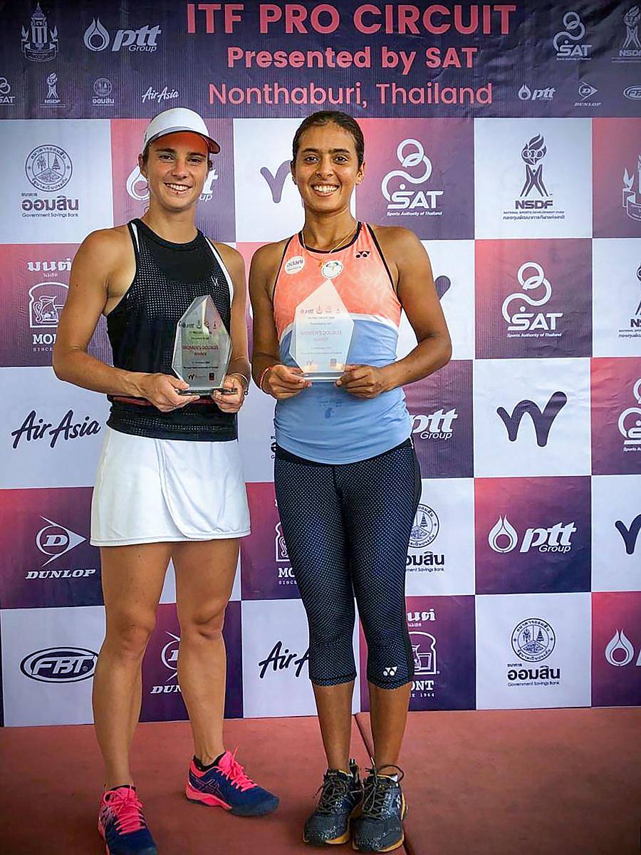 ಬಿಬಿಯಾನೆ ಸ್ಕೂಫ್ಸ್ (ಎಡ) ಮತ್ತು ಅಂಕಿತಾ ರೈನಾ ಅವರು ಟ್ರೋಫಿಯೊಂದಿಗೆ ಸಂಭ್ರಮಿಸಿದರು –ಪಿಟಿಐ ಚಿತ್ರ