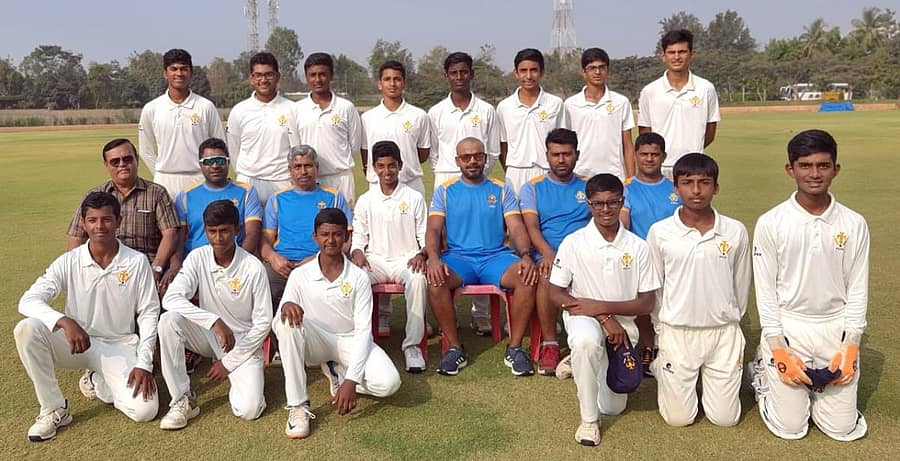 ದಕ್ಷಿಣ ವಲಯ ಕ್ರಿಕೆಟ್ ಟೂರ್ನಿಯಲ್ಲಿ ಪ್ರಶಸ್ತಿ ಗೆದ್ದ ಕರ್ನಾಟಕ ತಂಡದವರು (ನಿಂತವರು; ಎಡದಿಂದ) ಎಂ.ಕಾನಿಷ್ಕ್, ಅನ್ಶ್ ಅಯೀಮ್, ಪ್ರಣವ್ ಅಶ್ವಥ್, ಸಮರ್ಥ್ ನಾಗರಾಜ್, ರಾಹುಲ್ ಬೆಲ್ಲದ್, ಪ್ರಣವ್ ಅಭಿಜೀತ್ ಭಟ್ಟದ್, ಸಮಿತ್ ದ್ರಾವಿಡ್ ಮತ್ತು ರೋಹನ್ ರೇವಣಕರ್. (ಕುಳಿತವರು) ಬಿ.ಸಿದ್ದರಾಮು (14 ವರ್ಷದೊಳಗಿನವರ ತಂಡದ ಆಯ್ಕೆ ಸಮಿತಿ ಮುಖ್ಯಸ್ಥ), ಸಿ.ರಘು (ಕೋಚ್), ಅಶೋಕ್ ಕುಮಾರ್ (ಮ್ಯಾನೇಜರ್), ಕೆ.ಪಿ.ಕಾರ್ತಿಕೇಯ (ನಾಯಕ), ರಾಜಶೇಖರ ಶಾನಬಾಳ್ (ಕೋಚ್), ಗೌತಮ್ (ಫಿಸಿಯೊ), ಎ.ಕಿರಣ್ (ಟ್ರೈನರ್). (ಮಂಡಿಯೂರಿ ಕುಳಿತವರು) ಎಂ.ಬಿ.ಶಿವಂ, ಶ್ರೀಧರ್ ಜಗತಾಪ್, ಹಾರ್ದಿಕ್ ರಾಜ್, ಆದೇಶ್ ಅರಸ್, ಆರ್ಯನ್ ಇಂಚಲ್ ಮತ್ತು ರವಿ ಖೈರವ್ ರೆಡ್ಡಿ (ವಿಕೆಟ್ ಕೀಪರ್)