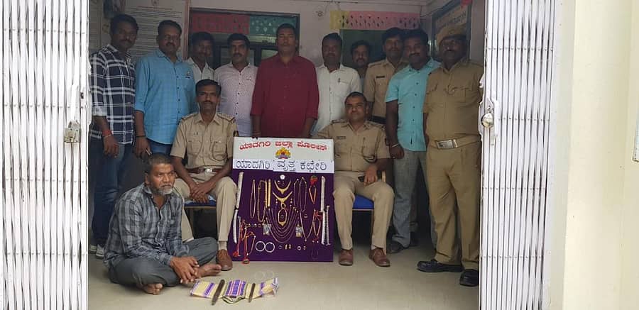 ರಾಜ್ಯದ ಹಲವು ಜಿಲ್ಲೆಗಳಲ್ಲಿ ಕಳ್ಳತನ ಮಾಡಿದ್ದ ನಜೀರ್ ಅಹ್ಮದ್ ಸಾಬ ಎಂಬ ಆರೋಪಿಯನ್ನು ಬಂಧಿಸಿ, ಅಪಾರ ಪ್ರಮಾಣ ಬಂಗಾರ, ಬೆಳ್ಳಿ ಆಭರಣಗಳನ್ನು ವಶಪಡಿಸಿಕೊಳ್ಳಲಾಗಿದೆ