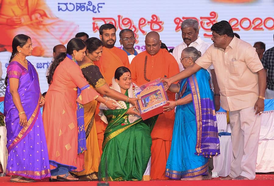 ರಾಜನಹಳ್ಳಿಯಲ್ಲಿ ಮಹರ್ಷಿ ವಾಲ್ಮೀಕಿ ಜಾತ್ರೆ ಪ್ರಯುಕ್ತ ನಡೆದ ರಾಜ್ಯಮಟ್ಟದ ವಾಲ್ಮೀಕಿ ಮಹಿಳಾ ಜಾಗೃತಿ ಸಮಾವೇಶದಲ್ಲಿ ಕೃಷಿ ಮಹಿಳೆ ಕವಿತಾ ಮಿಶ್ರ ಅವರನ್ನು ಮಹರ್ಷಿ ವಾಲ್ಮೀಕಿ ಗುರುಪೀಠದ ವಾಲ್ಮೀಕಿ ಪ್ರಸನ್ನಾನಂದ ಸ್ವಾಮೀಜಿ ಸನ್ಮಾನಿಸಿದರು