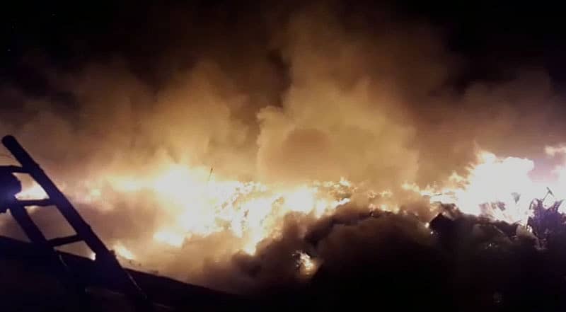 ಮೈಸೂರಿನಲ್ಲಿ ಬೆಂಕಿ ಆಕಸ್ಮಿಕ ಸಂಭವಿಸಿ ಜ್ವಾಲೆ ಅಕ್ಕಪಕ್ಕದ ಮನೆಯವರೆಗೂ ಹರಡಿರುವುದು