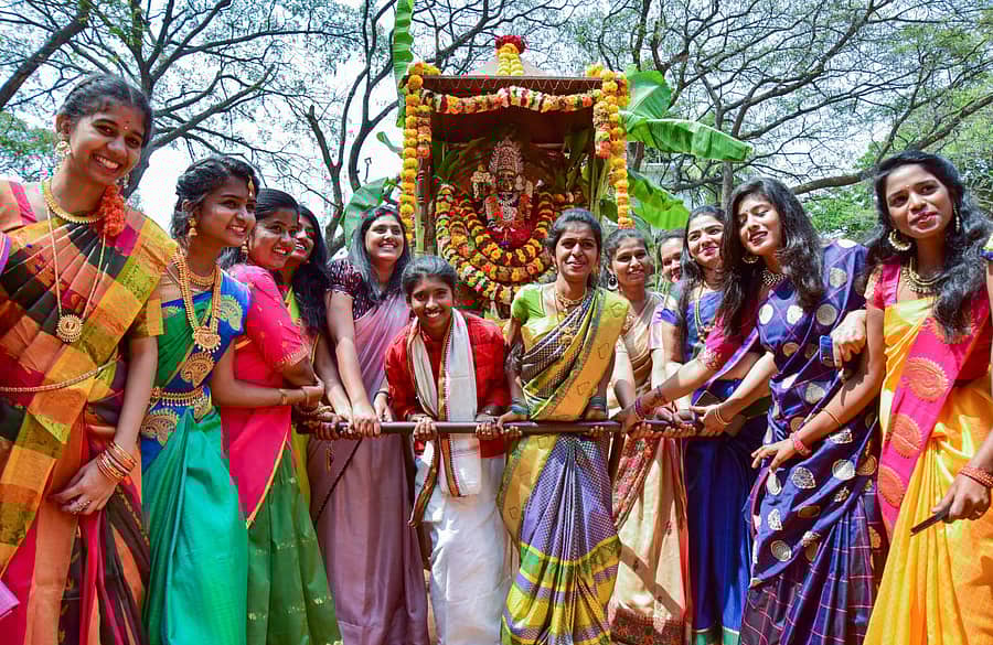 ವಿದ್ಯಾರ್ಥಿನಿಯರು ಮೆರವಣಿಗೆಯಲ್ಲಿ ಗ್ರಾಮದೇವರ ತೇರನ್ನು ಎಳೆದು ಸಂಭ್ರಮಿಸಿದರು –ಪ್ರಜಾವಾಣಿ ಚಿತ್ರ