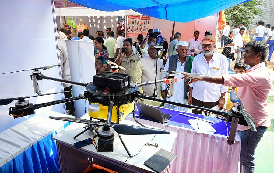 ತೋಟಗಾರಿಕೆ ಮೇಳದಲ್ಲಿದ್ದ ವಿವಿಧ ತಳಿಯ ತರಕಾರಿ ಗಿಡಗಳನ್ನು ಜನರು ವೀಕ್ಷಿಸಿದರು (ಎಡಚಿತ್ರ) ಕೀಟನಾಶಕ ಸಿಂಪಡಣೆಗೆ ಬಾಡಿಗೆ ಡ್ರೋನ್‌ ಸೇವೆ ಕುರಿತು ರೈತರು ಮಾಹಿತಿ ಪಡೆದರು ಪ್ರಜಾವಾಣಿ ಚಿತ್ರ/ಕೃಷ್ಣಕುಮಾರ್‌ ಪಿ.ಎಸ್.