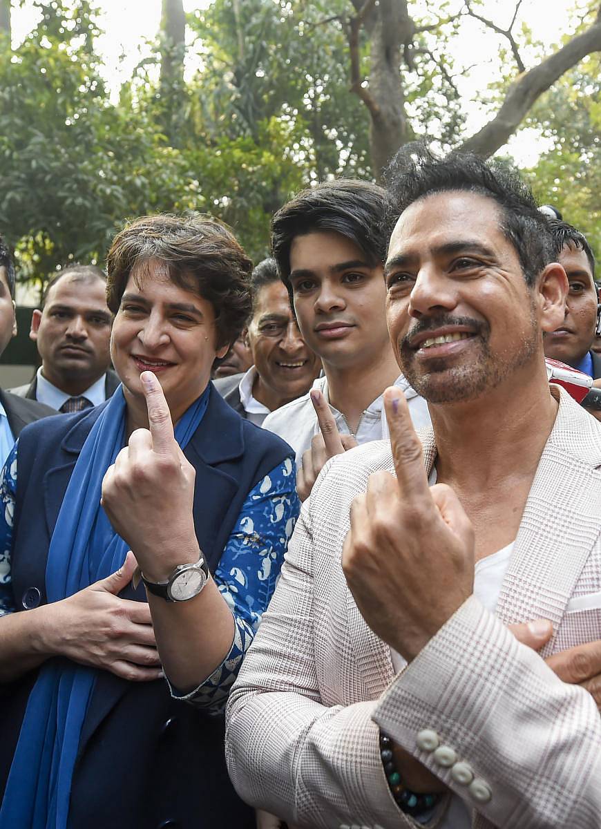 ರೇಹಾನ್ ತಮ್ಮ ತಾಯಿ ಪ್ರಿಯಾಂಕಾ ಮತ್ತು ತಂದೆ ರಾಬರ್ಟ್ ವಾದ್ರಾ ಅವರೊಂದಿಗೆ ಲೋಧಿ ಎಸ್ಟೇಟ್ನಲ್ಲಿನ ಮತಗಟ್ಟೆಯಲ್ಲಿ ಮತ ಚಲಾಯಿಸಿದರು –ಪಿಟಿಐ ಚಿತ್ರ
