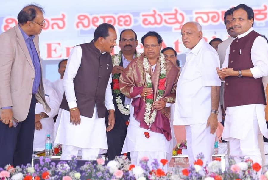 ಬೀದರ್ನಲ್ಲಿ ನಡೆದ ನಾಗರಿಕ ವಿಮಾನ ನಿಲ್ದಾಣ ಉದ್ಘಾಟನೆ ಸಮಾರಂಭದಲ್ಲಿ ಕಡಿಮೆ ಅವಧಿಯೊಳಗೆ ಸುಸಜ್ಜಿತ ವಿಮಾನ ನಿಲ್ದಾಣ ನಿರ್ಮಿಸಿದ ಜಿ.ಕೆ.ಇನ್ಫ್ರಾ ಪ್ರೈವೇಟ್ ಲಿಮಿಟೆಡ್ ಮುಖ್ಯಸ್ಥ ಗುರುನಾಥ ಕೊಳ್ಳೂರ ಅವರನ್ನು ಮುಖ್ಯಮಂತ್ರಿ ಬಿ.ಎಸ್. ಯಡಿಯೂರಪ್ಪ ಸನ್ಮಾನಿಸಿದರು. ಕಪಿಲ್ ಮೋಹನ, ಜಿಲ್ಲಾ ಉಸ್ತುವಾರಿ ಸಚಿವ ಪ್ರಭು ಚವಾಣ್, ಸಂಸದ ಭಗವಂತ ಖೂಬಾ, ಶಾಸಕ ರಹೀಂಖಾನ್ ಇದ್ದರು