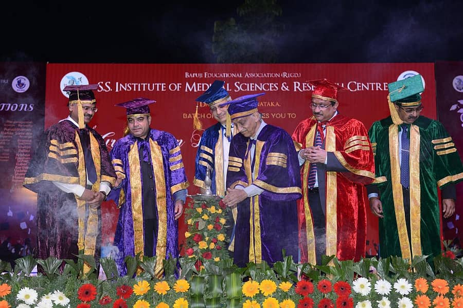 ದಾವಣಗೆರೆಯ ಎಸ್.ಎಸ್.ವೈದ್ಯಕೀಯ ಮಹಾವಿದ್ಯಾಲಯ ಮತ್ತು ಸಂಶೋಧನಾ ಕೇಂದ್ರದಿಂದ ಶನಿವಾರ ಆಯೋಜಿಸಿದ್ದ 9ನೇ ಪದವಿ ಪ್ರದಾನ ಸಮಾರಂಭವನ್ನು ಇಸ್ರೋ ಮಾಜಿ ಅಧ್ಯಕ್ಷ ಕಿರಣ್ಕುಮಾರ್ ಉದ್ಘಾಟಿಸಿದರು