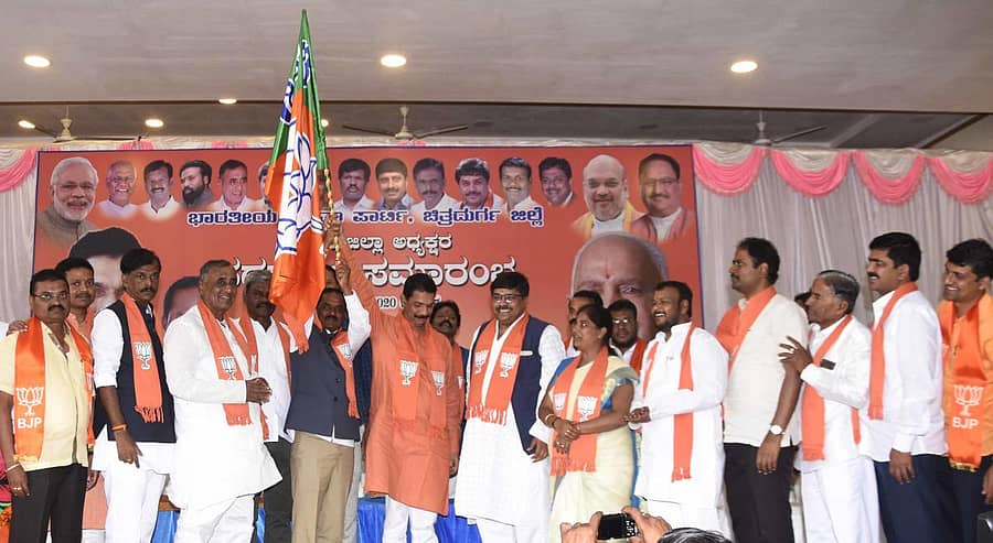 ಚಿತ್ರದುರ್ಗ ಜಿಲ್ಲಾ ಬಿಜೆಪಿ ಘಟಕದ ನೂತನ ಅಧ್ಯಕ್ಷ ಮುರುಳಿ ಯಾದವ್ ಅವರಿಗೆ ನಿಕಟಪೂರ್ವ ಅಧ್ಯಕ್ಷ ಕೆ.ಎಸ್.ನವೀನ್ ಅಧಿಕಾರ ಹಸ್ತಾಂತರಿಸಿದರು. ರಾಜ್ಯ ಘಟಕದ ಅಧ್ಯಕ್ಷ ನಳಿನ್ ಕುಮಾರ್ ಕಟೀಲ್, ಶಾಸಕರಾದ ಜಿ.ಎಚ್.ತಿಪ್ಪಾರೆಡ್ಡಿ, ಎಂ.ಚಂದ್ರಪ್ಪ, ಕೆ.ಪೂರ್ಣಿಮಾ ಇದ್ದಾರೆ.