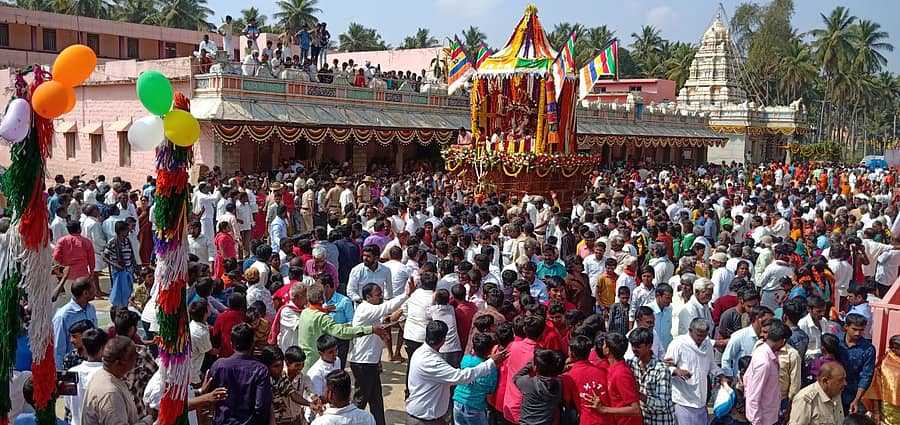 ದೇಗುಲಮಠದಲ್ಲಿ ನಡೆದ ಜಾತ್ರಾ ಮಹಾರಥೋತ್ಸವದಲ್ಲಿ ಪಾಲ್ಗೊಂಡಿದ್ದ ಜನಸಾಗರ