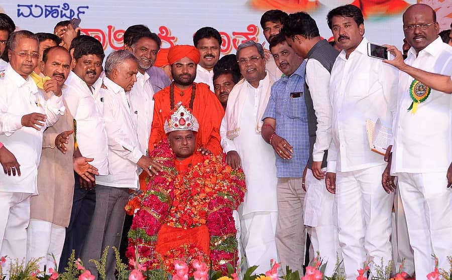 ಹರಿಹರದ ರಾಜನಹಳ್ಳಿಯಲ್ಲಿ ಮಹರ್ಷಿ ವಾಲ್ಮೀಕಿ ಜಾತ್ರೆಯಲ್ಲಿ ಮಹರ್ಷಿ ವಾಲ್ಮೀಕಿ ಗುರುಪೀಠದ ವಾಲ್ಮೀಕಿ ಪ್ರಸನ್ನಾನಂದ ಸ್ವಾಮೀಜಿ ಅವರನ್ನು ವಿರೋಧ ಪಕ್ಷದ ನಾಯಕ ಸಿದ್ದರಾಮಯ್ಯ ಸನ್ಮಾನಿಸಿದರು