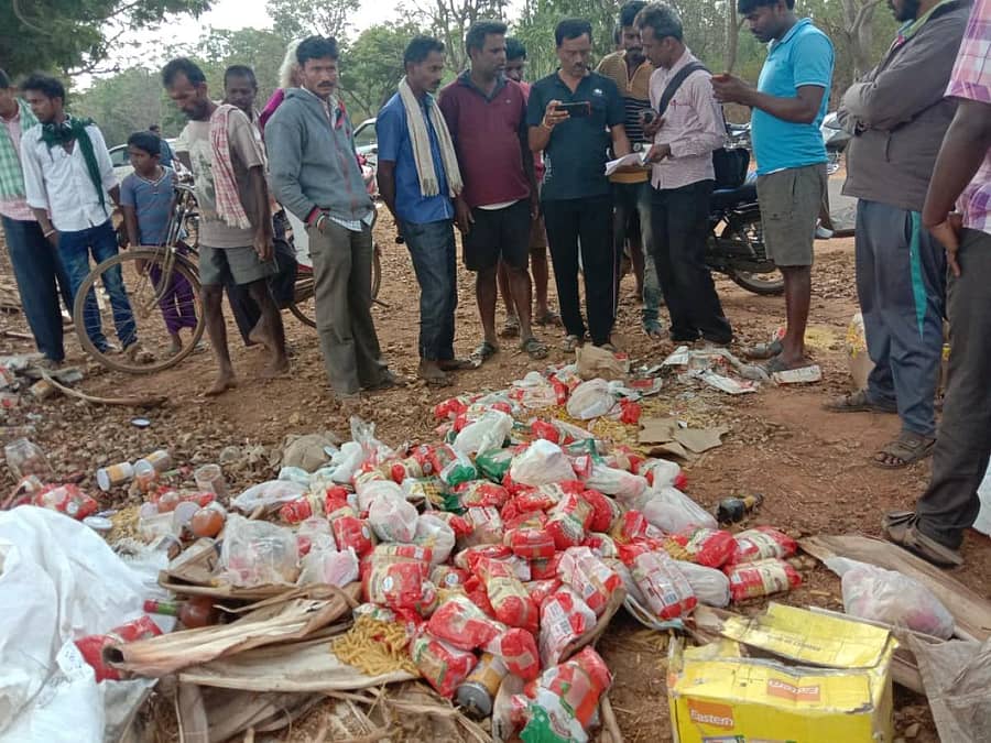 ರಸ್ತೆ ಬದಿಯಲ್ಲಿ ಎಸೆದಿರುವ ಅವಧಿ ಮೀರಿದ ಆಹಾರ ಸಾಮಗ್ರಿಗಳ ಪೊಟ್ಟಣಗಳು