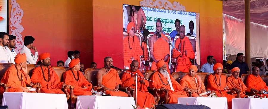 ದಾವಣಗೆರೆ ಜಿಲ್ಲೆಯ ಹರಿಹರದ ರಾಜನಹಳ್ಳಿಯಲ್ಲಿ ಮಹರ್ಷಿ ವಾಲ್ಮೀಕಿ ಜಾತ್ರೆ 2020ರಲ್ಲಿ ನಡೆದ ಧರ್ಮಸಭೆಯಲ್ಲಿ ನಿರಂಜನಾನಂದಪುರಿ ಸ್ವಾಮೀಜಿ ಮಾತನಾಡಿದರು. ಶಿವಮೂರ್ತಿ ಮುರುಘಾಶರಣರು, ವಾಲ್ಮೀಕಿ ಪ್ರಸನ್ನಾನಂದ ಸ್ವಾಮೀಜಿ, ವಚನಾನಂದ ಸ್ವಾಮೀಜಿ ಇತರರು ಇದ್ದರು/ ಸತೀಶ ಬಡಿಗೇರ್