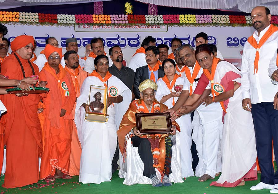 ಬೀದರ್ನ ಬಸವಗಿರಿಯಲ್ಲಿ ಭಾನುವಾರ ನಡೆದ ವಚನ ವಿಜಯೋತ್ಸವದ ಸಮಾರೋಪ ಸಮಾರಂಭದಲ್ಲಿ ಇಸ್ರೊದ ಅಧ್ಯಕ್ಷ ಕೆ.ಸಿವನ್ ಪರವಾಗಿ ಇಸ್ರೊದ ಮಾಜಿ ಅಧ್ಯಕ್ಷ ಡಾ.ಕಿರಣಕುಮಾರ ಅವರಿಗೆ ‘ಗುರುಬಸವ ಪುರಸ್ಕಾರ’ ಪ್ರದಾನ ಮಾಡಲಾಯಿತು. ಅಕ್ಕ ಅನ್ನಪೂರ್ಣ, ಅಕ್ಕ ಗಂಗಾಂಬಿಕೆ, ಡಾ.ಕಿರಣಕಮಾರ ಇದ್ದಾರೆ