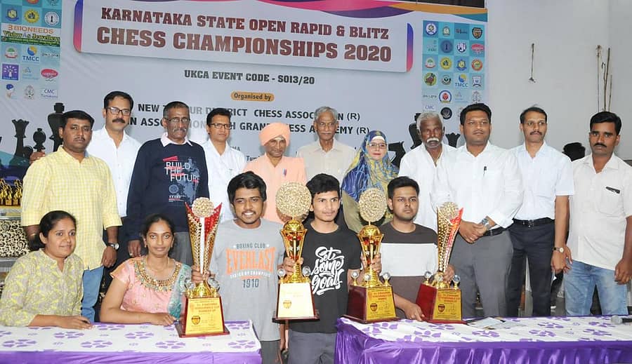 ರಾಜ್ಯ ಮುಕ್ತ ರ್‍ಯಾಪಿಡ್ ಮತ್ತು ಬ್ಲಿಟ್ಜ್ ಚೆಸ್ ಪಂದ್ಯಾವಳಿಯ ವಿಜೇತರಿಗೆ ಗಣ್ಯರು ಬಹುಮಾನ ವಿತರಿಸಿದರು.