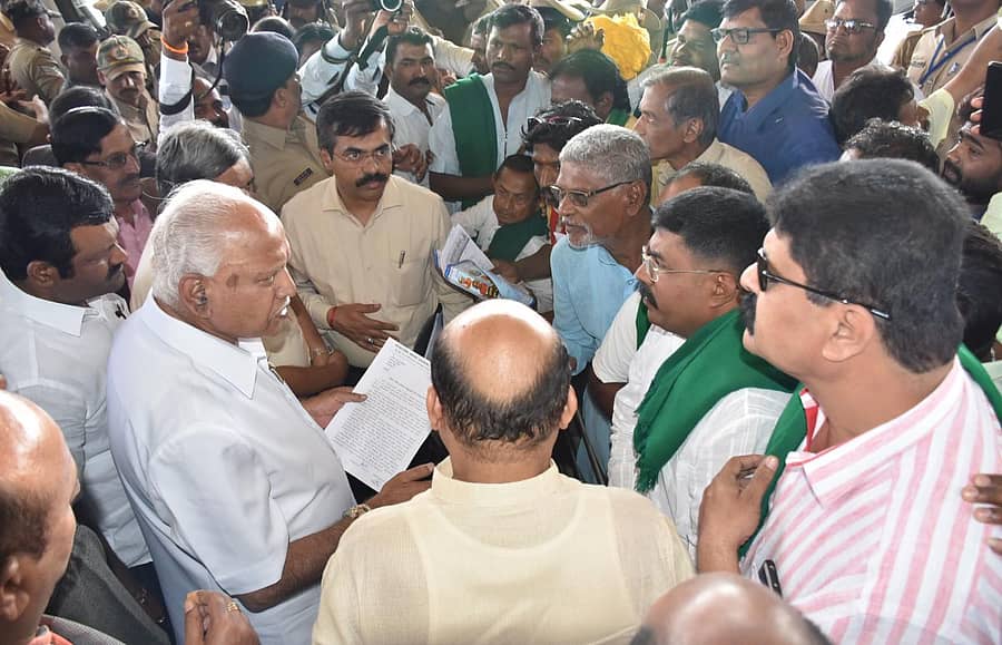 ಕರ್ನಾಟಕ ಕಳಸಾ ಬಂಡೂರಿ ರೈತ ಹೋರಾಟ ಸಮಿತಿಯ ಮುಖಂಡರು ಭಾನುವಾರ ಮುಖ್ಯಮಂತ್ರಿ ಬಿ.ಎಸ್‌. ಯಡಿಯೂರಪ್ಪ ಅವರಿಗೆ ಮನವಿ ಸಲ್ಲಿಸಿದರು