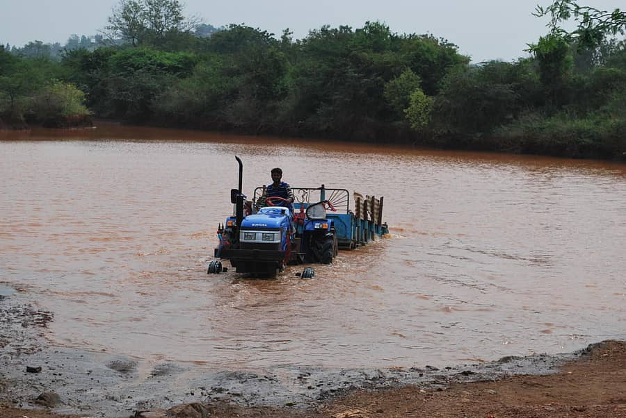 ರಾಷ್ಟ್ರೀಯ ಹೆದ್ದಾರಿಗೆ ಹೊಂದಿಕೊಂಡಿರುವ ರಾಯನಾಳ ಕುಂಟೆ–4ರಲ್ಲಿ ವಾಹನ ಮಜ್ಜನ ಚಿತ್ರಗಳು: ಆರ್. ಮಂಜುನಾಥ್