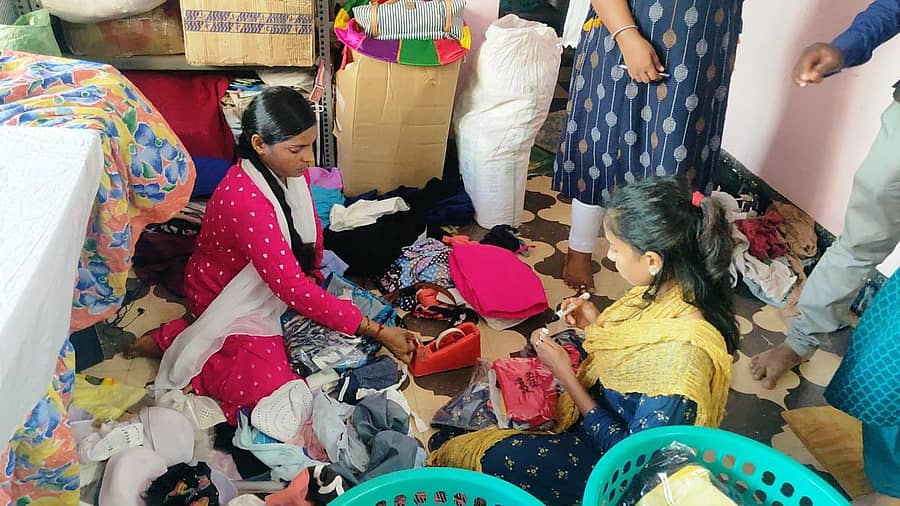 ‘ಕಪಡಾ ಬ್ಯಾಂಕ್’ಗೆ ಬಂದ ಬಟ್ಟೆಬರೆಗಳನ್ನು ಬೇರ್ಪಡಿಸುತ್ತಿರುವುದು