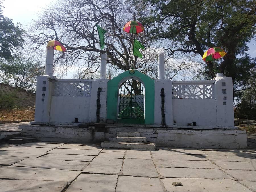 ಜೇವರ್ಗಿ ತಾಲ್ಲೂಕಿನ ಚನ್ನೂರ ಗ್ರಾಮದ ಸೂಫಿ ಸಂತ ದಾವಲ ಮಲೀಕ್ ದರ್ಗಾ