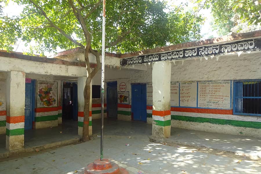 ವಾಡಿ ಸಮೀಪದ ನಾಲವಾರ ಸ್ಟೇಷನ್ ಸರ್ಕಾರಿ ಹಿರಿಯ ಪ್ರಾಥಮಿಕ ಶಾಲೆಯ ಹೊರನೋಟ